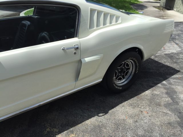 1965 Wimbledon White / Guardsman Blue Ford Mustang Fastback