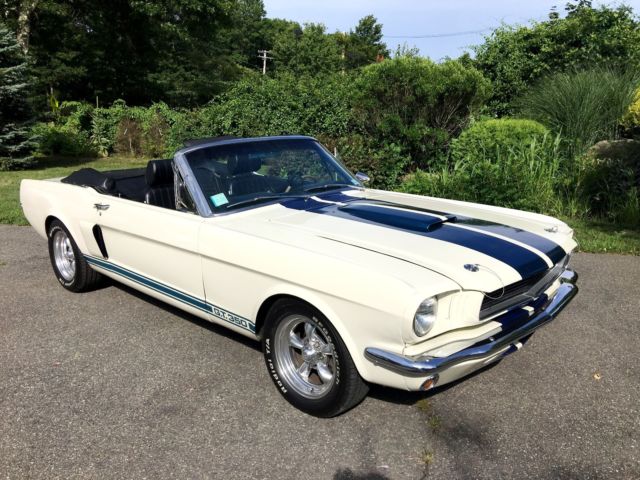 1965 Wimbleton White wit Guardsmen Blue stripes Ford Mustang Convertible