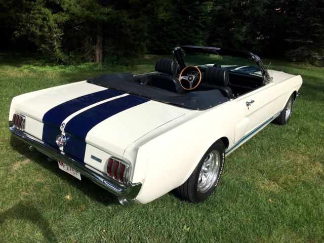 1965 Wimbleton White wit Guardsmen Blue stripes Ford Mustang Convertible