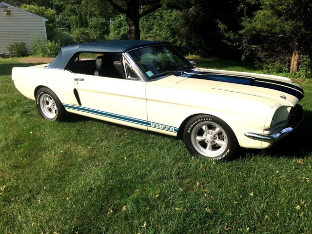 1965 Wimbleton White wit Guardsmen Blue stripes Ford Mustang Convertible