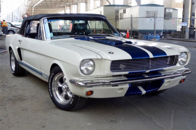 1965 Wimbleton White wit Guardsmen Blue stripes Ford Mustang Convertible