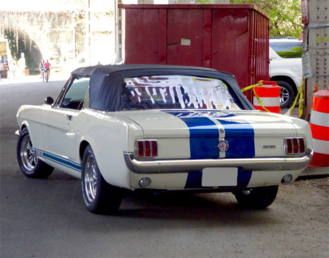 1965 Wimbleton White wit Guardsmen Blue stripes Ford Mustang Convertible