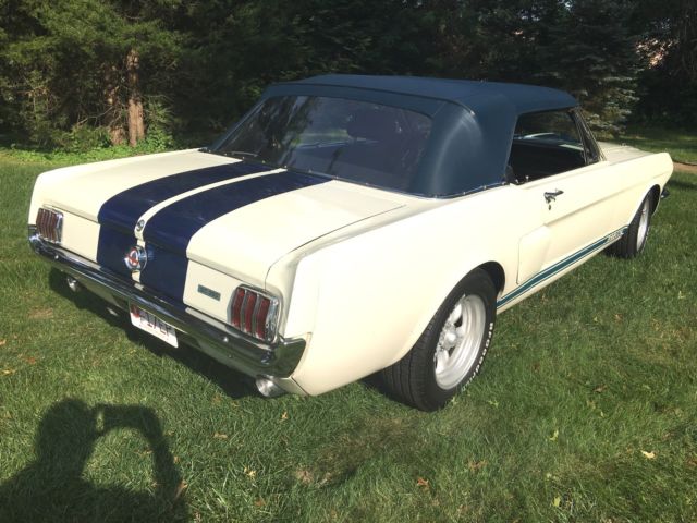 1965 Wimbleton White wit Guardsmen Blue stripes Ford Mustang Convertible