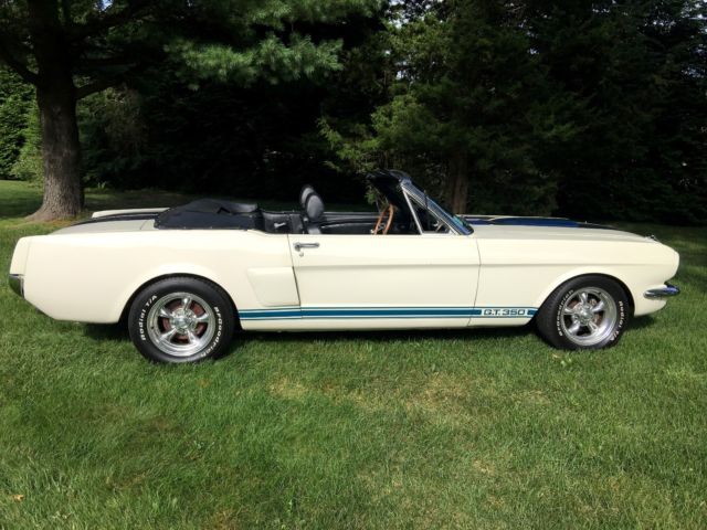 1965 Wimbleton White wit Guardsmen Blue stripes Ford Mustang Convertible