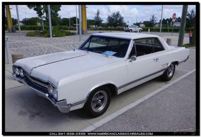 1965 White Oldsmobile 442