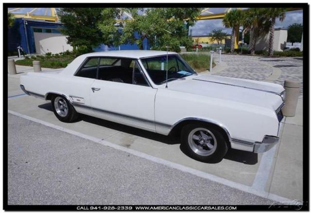 1965 White Oldsmobile 442