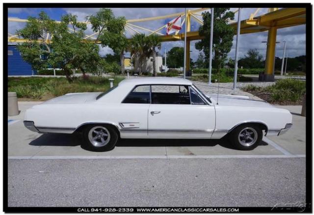 1965 White Oldsmobile 442