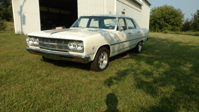 1965 White Chevrolet Chevelle Sedan