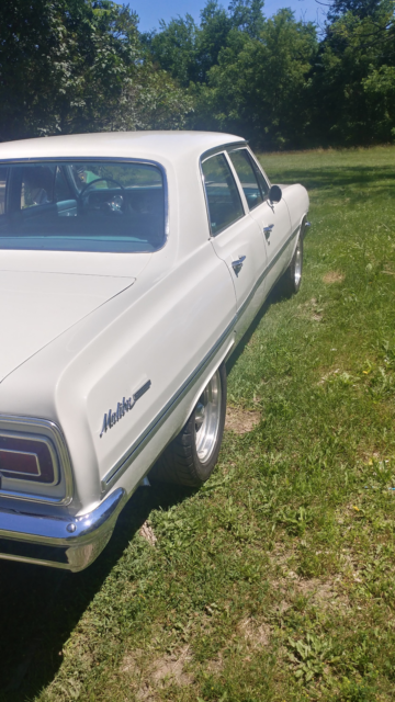 1965 White Chevrolet Chevelle Sedan