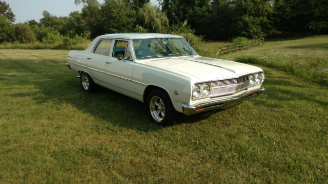 1965 White Chevrolet Chevelle Sedan