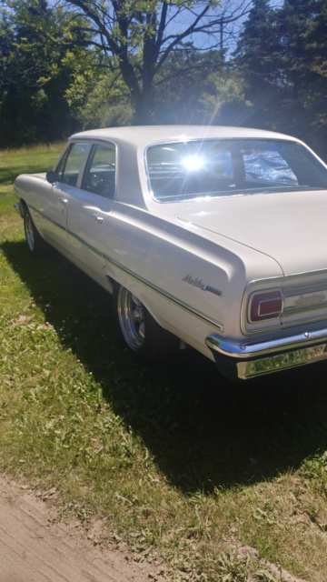 1965 White Chevrolet Chevelle Sedan