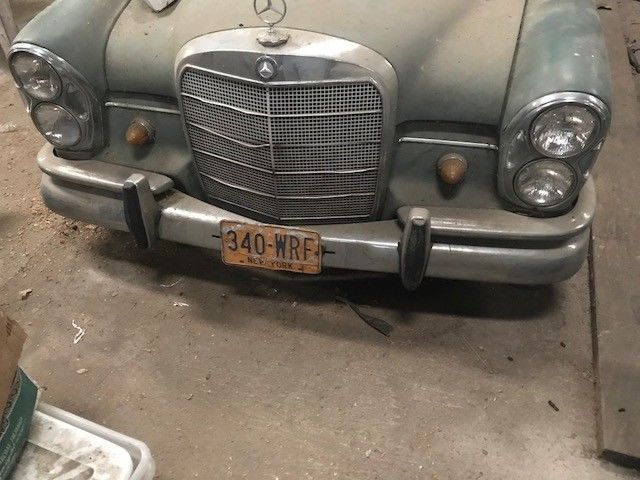 1965 Green Mercedes-Benz 200-Series Sedan