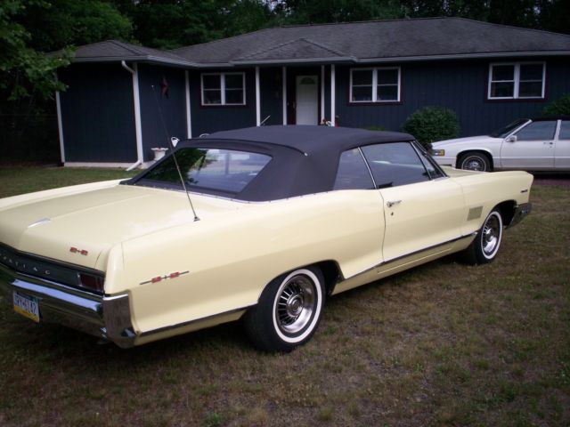 1965 yellow Pontiac 2+2 2 door conv