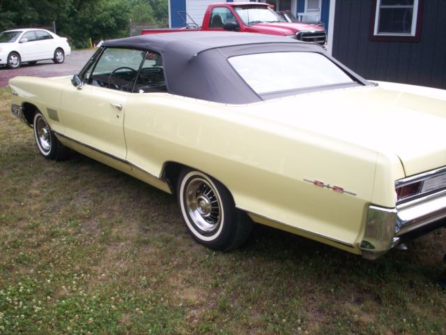 1965 yellow Pontiac 2+2 2 door conv