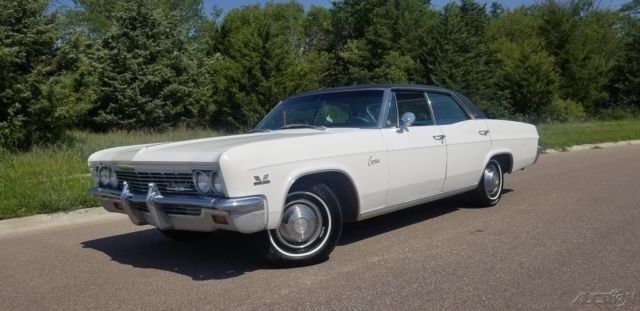 1966 White Chevrolet Capriceold Sedan