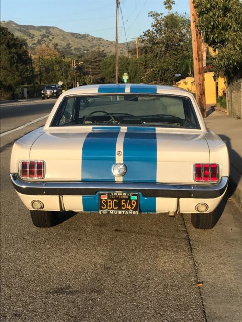 1966 White / blue Ford Mustang