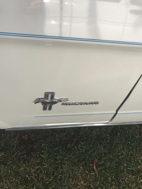 1966 White / blue Ford Mustang