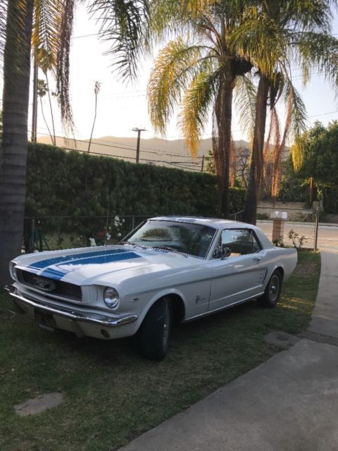 1966 White / blue Ford Mustang