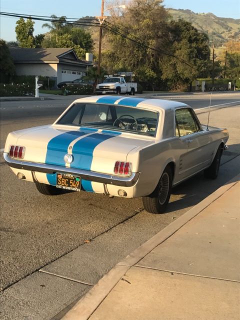 1966 White / blue Ford Mustang