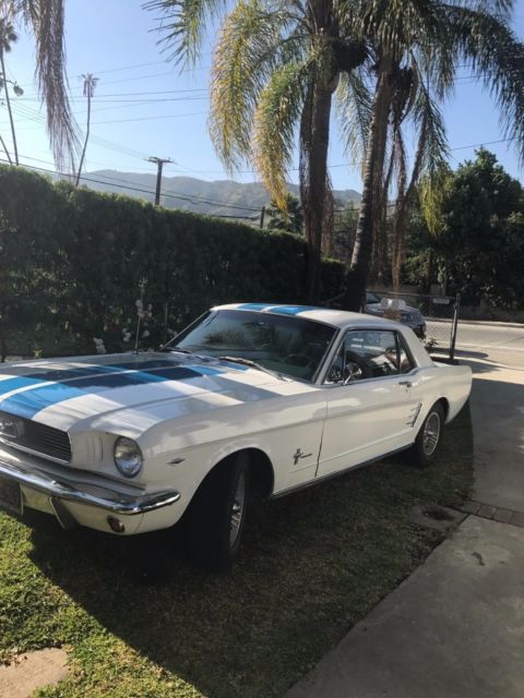 1966 White / blue Ford Mustang
