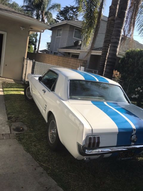 1966 White / blue Ford Mustang