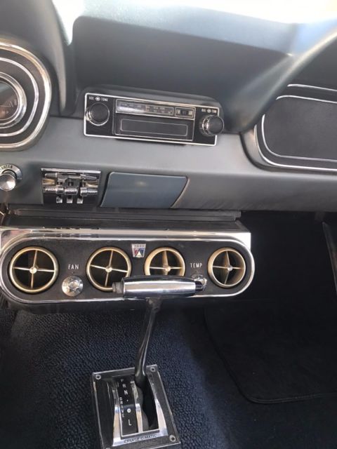 1966 White / blue Ford Mustang