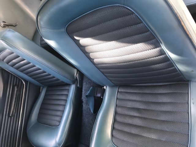 1966 White / blue Ford Mustang