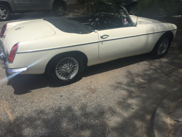 1966 BEIGE MG MGB Convertible