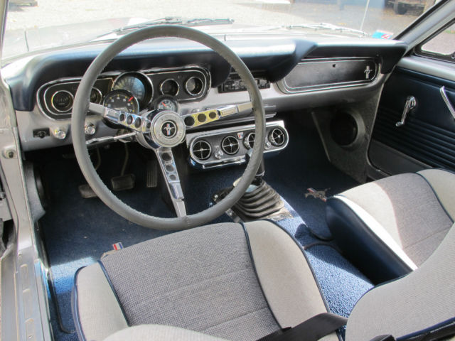 1966 Silver/blue Ford Mustang