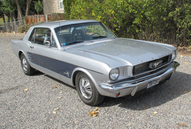 1966 Silver/blue Ford Mustang