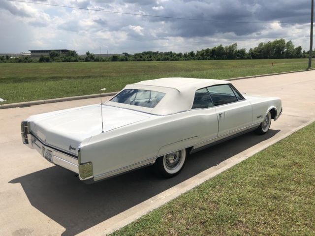 1966 White Oldsmobile Ninety-Eight --