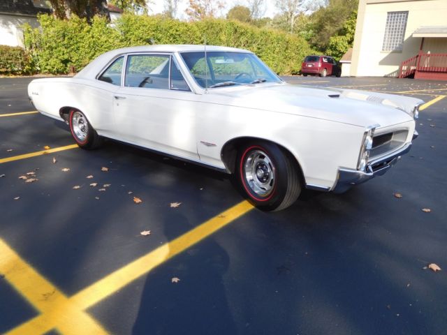 1966 White Pontiac GTO