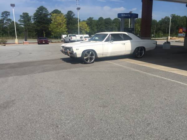 1967 White Chevrolet Chevelle Coupe