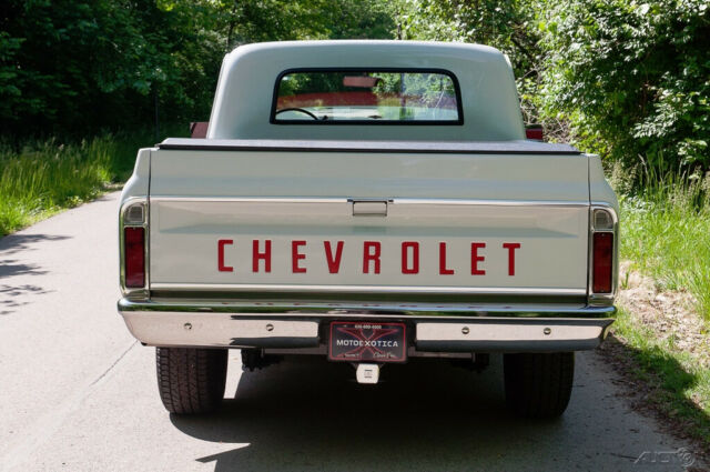 1967 White Chevrolet C-10 Fleetside