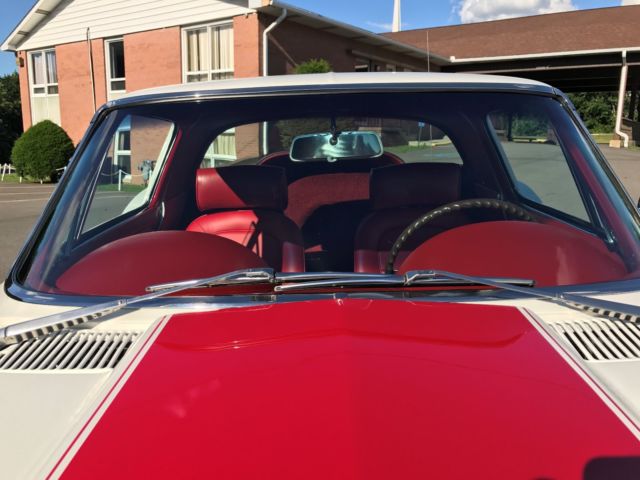 1967 White Chevrolet Corvette Coupe