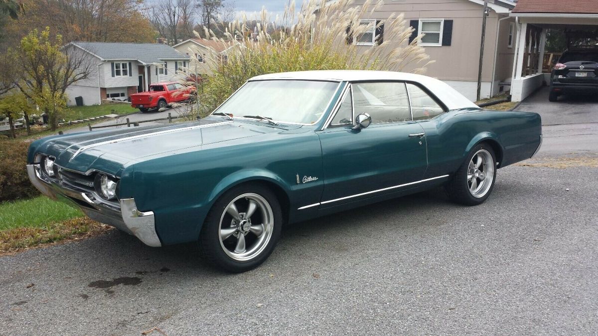 1967 Tahoe Turquoise / Provential White Oldsmobile Cutlass Coupe