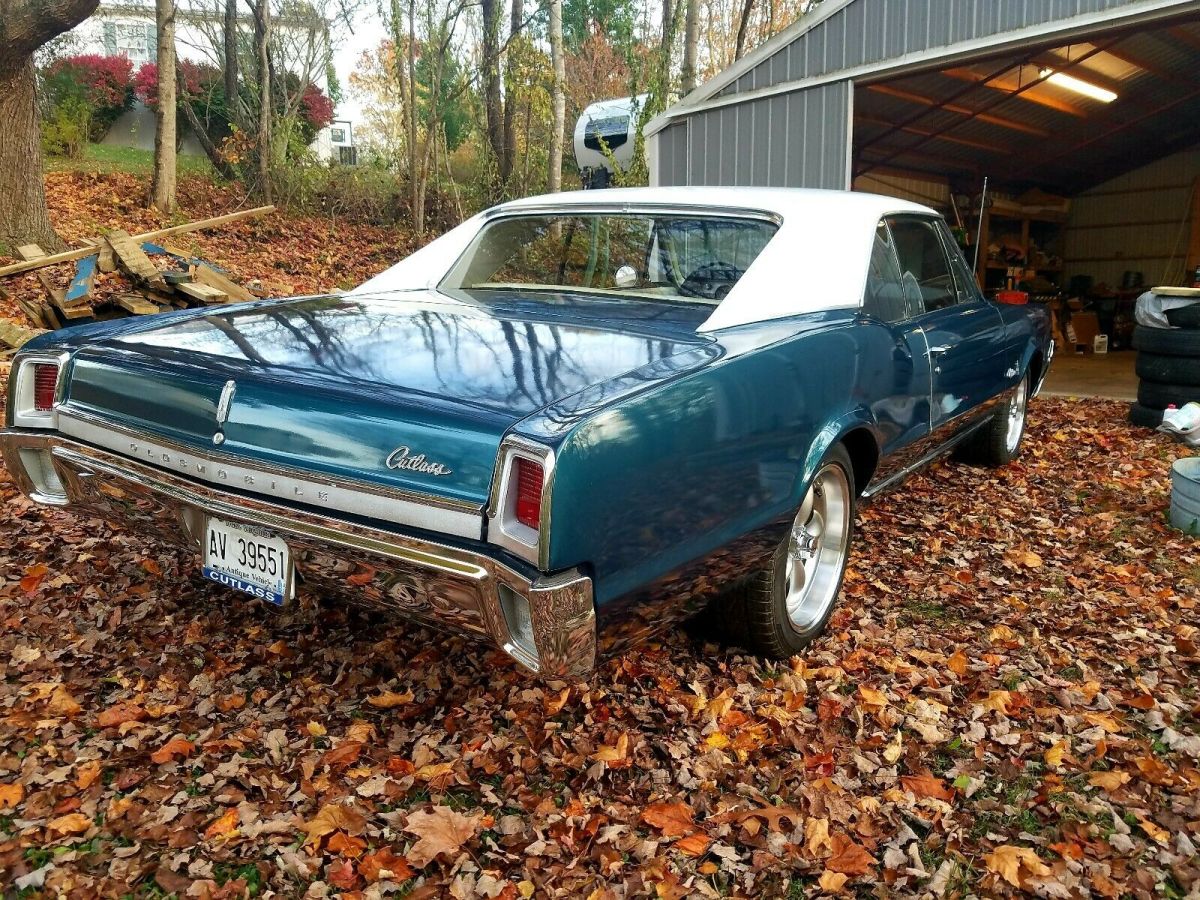 1967 Tahoe Turquoise / Provential White Oldsmobile Cutlass Coupe