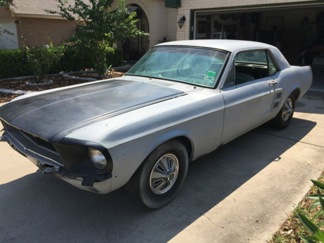 1967 Primer Ford Mustang