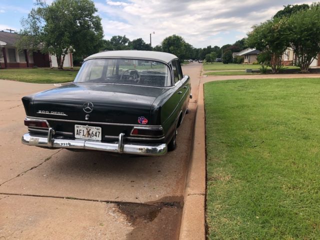 1967 Green Mercedes-Benz 200-Series Sedan