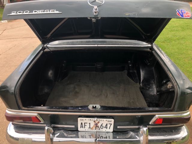 1967 Green Mercedes-Benz 200-Series Sedan