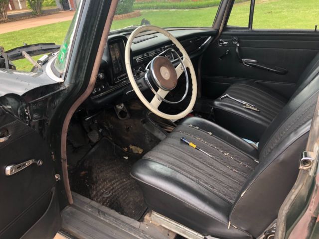 1967 Green Mercedes-Benz 200-Series Sedan