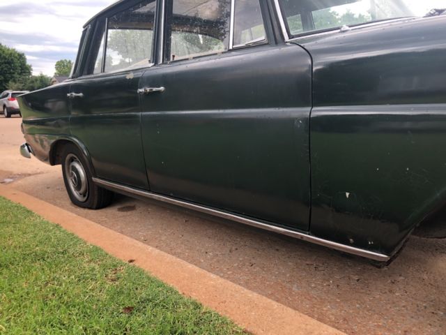 1967 Green Mercedes-Benz 200-Series Sedan