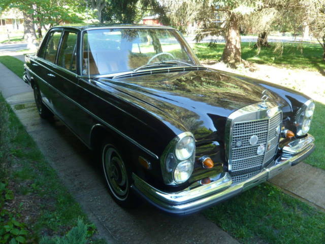 1967 Dark Red Brown DB460 Mercedes-Benz 200-Series Sedan
