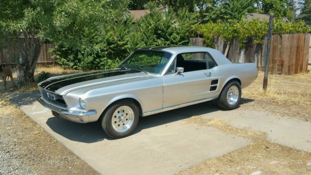 19670000 silver Ford Mustang