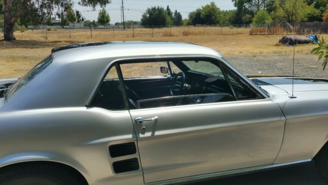 19670000 silver Ford Mustang