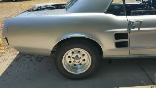 19670000 silver Ford Mustang