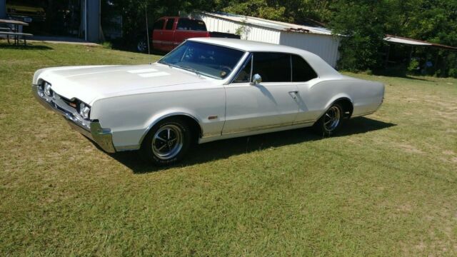 1967 White Oldsmobile 442 Coupe