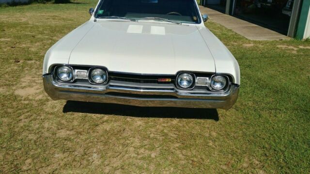 1967 White Oldsmobile 442 Coupe