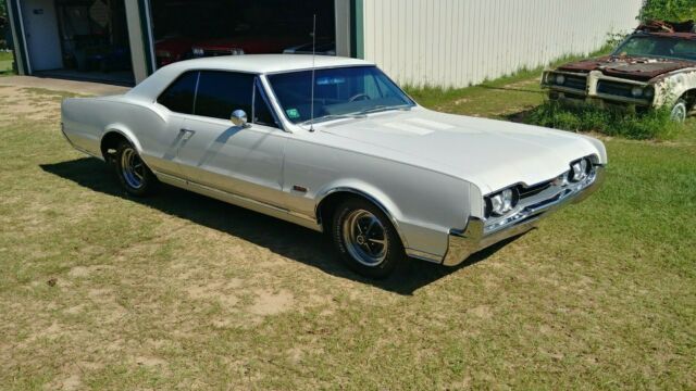 1967 White Oldsmobile 442 Coupe