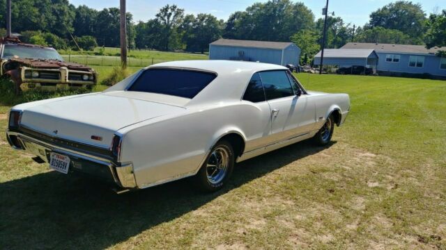 1967 White Oldsmobile 442 Coupe